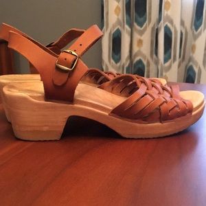 Sven Clogs sz 40 tan Sandals size 9 leather
